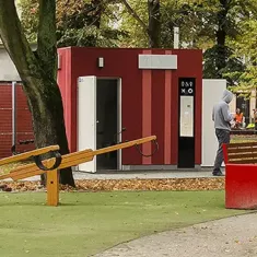 Épített utcabútor jellegű nyilvános WC szerelvényei