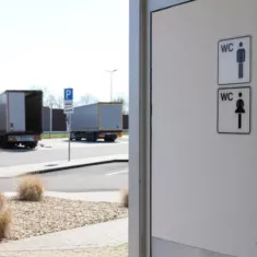 Kamionparkolók WC -i és zuhanyzói