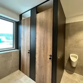 szaniter válaszfal,wc válaszfal,wc elválasztó fal,wc fülke,óvodai wc válaszfal,szerelt wc válaszfal,wc elválasztó panel,wc kabin,zuhany válaszfal,öltöző kabin