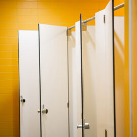 WC-válaszfalak, zuhanyválaszfalak, piszoár válaszfalak javítása, felújítása