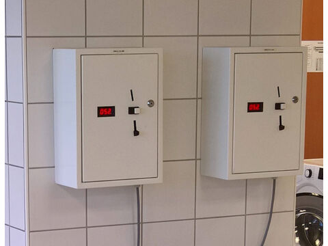 Zuhanyzó, zuhanyvezérlés érmevizsgálóval, bakkártyával, RFID kártyával