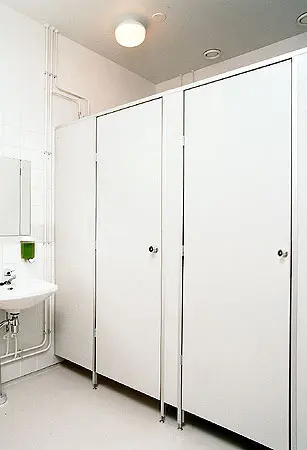 WC fülke 13 mm-es kompakt lapból, alumínium profillal szegve.