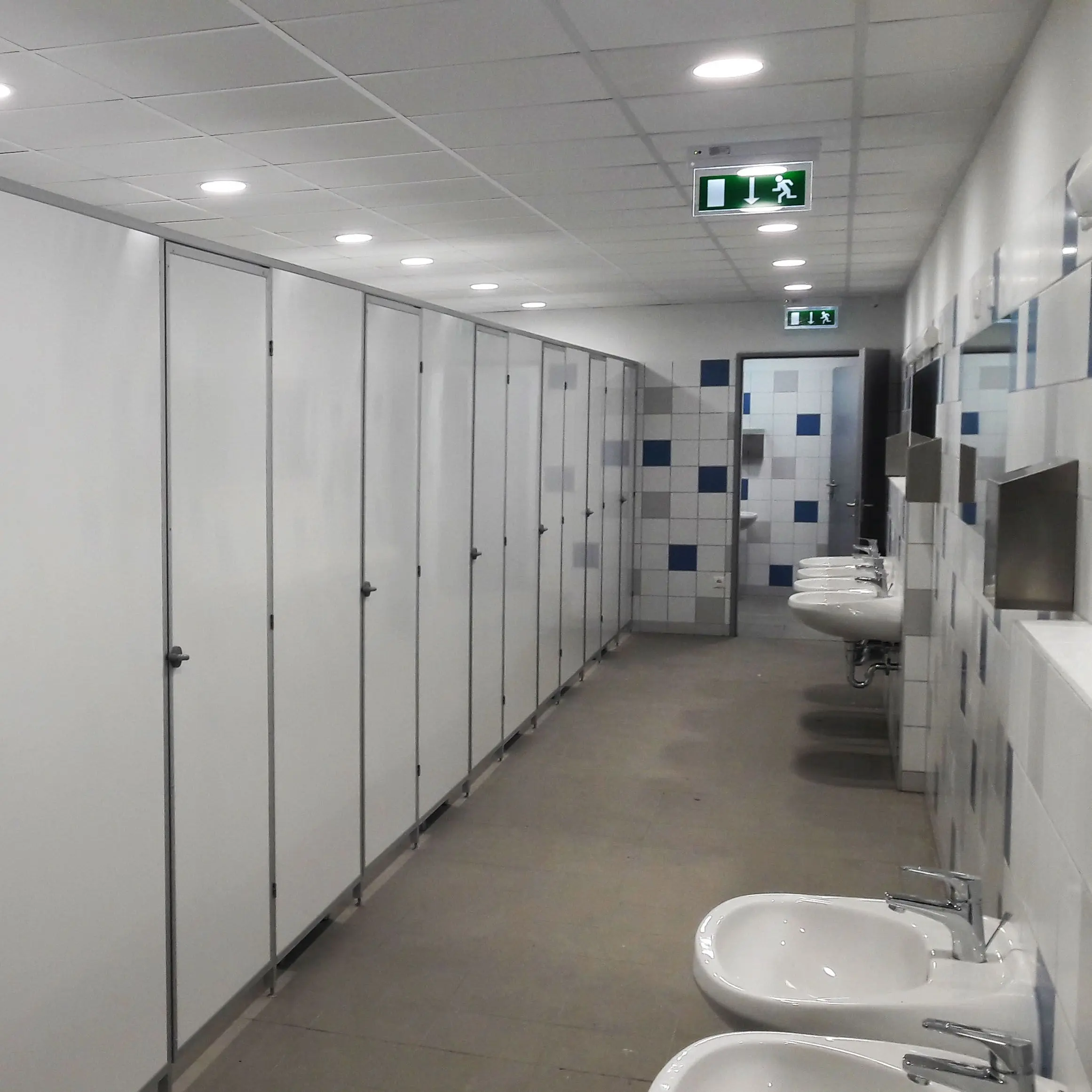 WC válaszfal 24 mm-es szendvicspanel lapból, eloxált aluprofilokkal szegve.